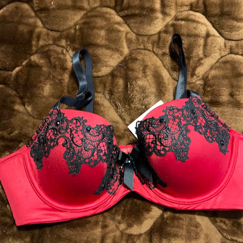 NWT!! Sexy Red limited Edition Soma Bra